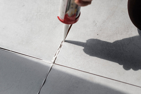 Comment calfeutrer dans les espaces restreints : Techniques et outils pour une finition impeccable